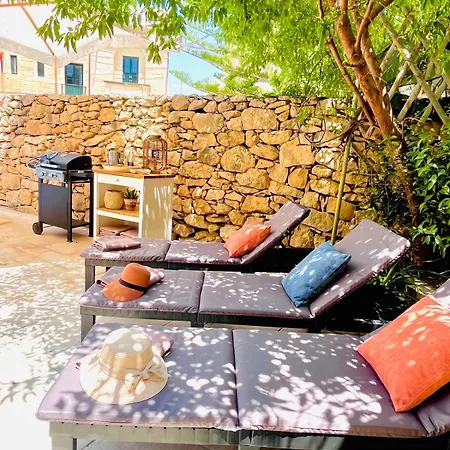 Charming With Pool Casa de Férias Sannat