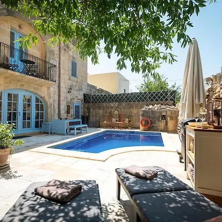 Casa de Férias Charming With Pool Sannat