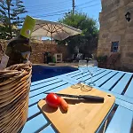 Charming With Pool Hébergement de vacances *