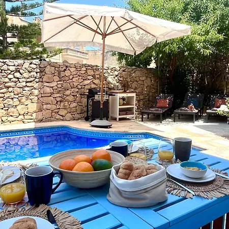 בית נופש Charming With Pool