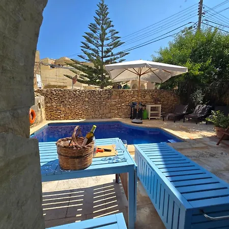 בית נופש Charming With Pool