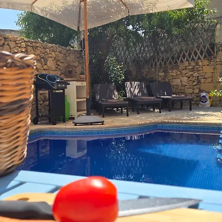 Charming With Pool בית נופש *