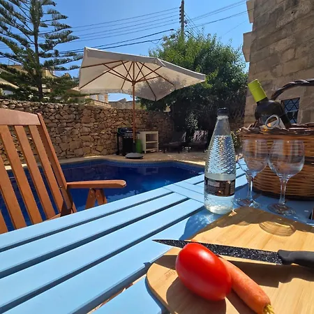 Charming With Pool בית נופש Sannat