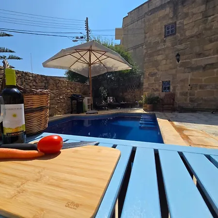 בית נופש Charming With Pool Sannat