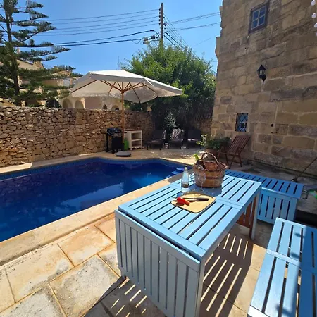 Charming With Pool בית נופש