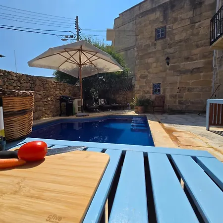 Charming With Pool בית נופש Sannat