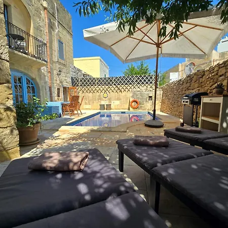 Charming With Pool בית נופש Sannat