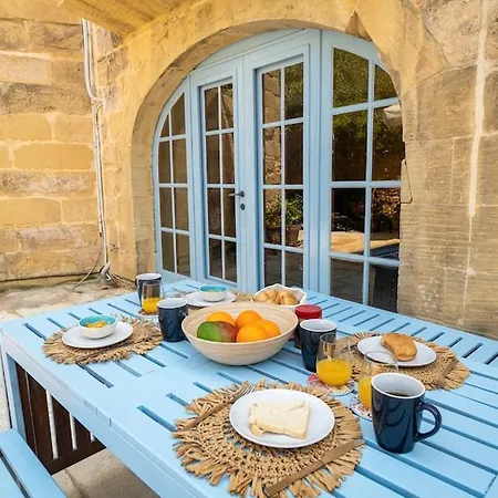 Charming With Pool سانّات