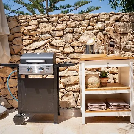 Charming With Pool בית נופש Sannat