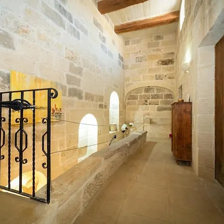 בית נופש Charming With Pool