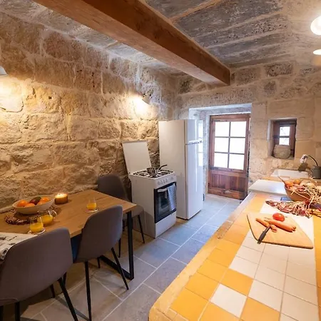 Charming With Pool בית נופש