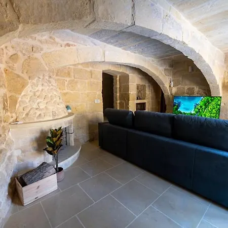 Charming With Pool בית נופש Sannat