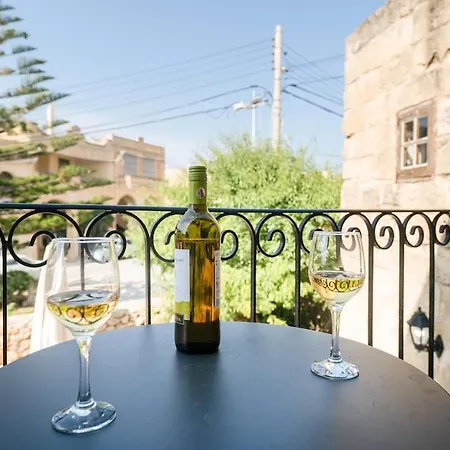 בית נופש Charming With Pool