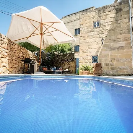 Casa de Férias Charming With Pool Sannat