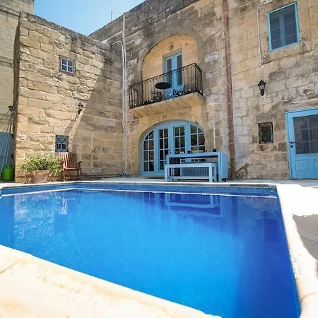 Charming With Pool בית נופש *