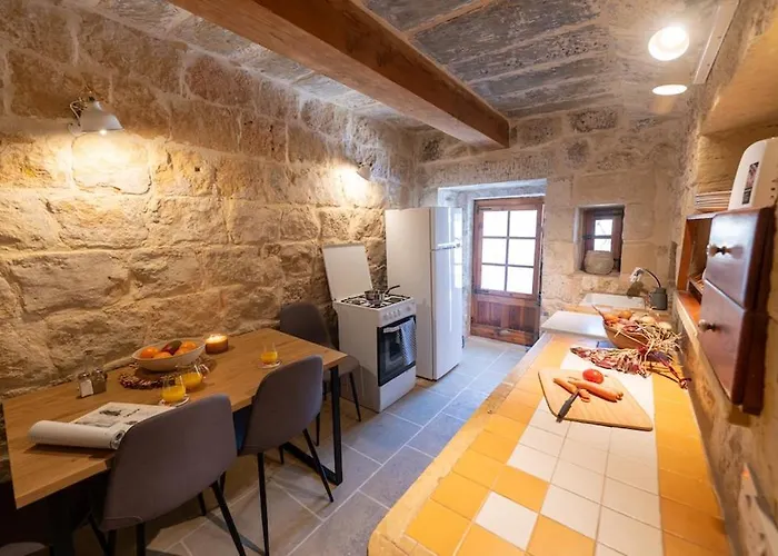 Charming With Pool Casa vacanze